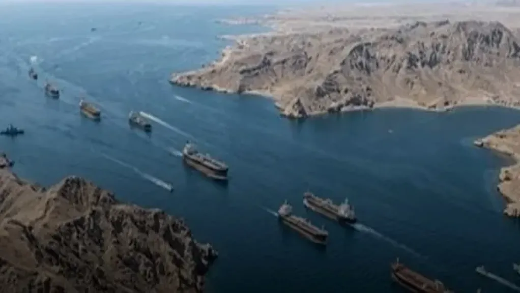 أكثر من 15 سفينة حربية أمريكية متمركزة لدعم حصار مضيق هرمز.. تفاصيل