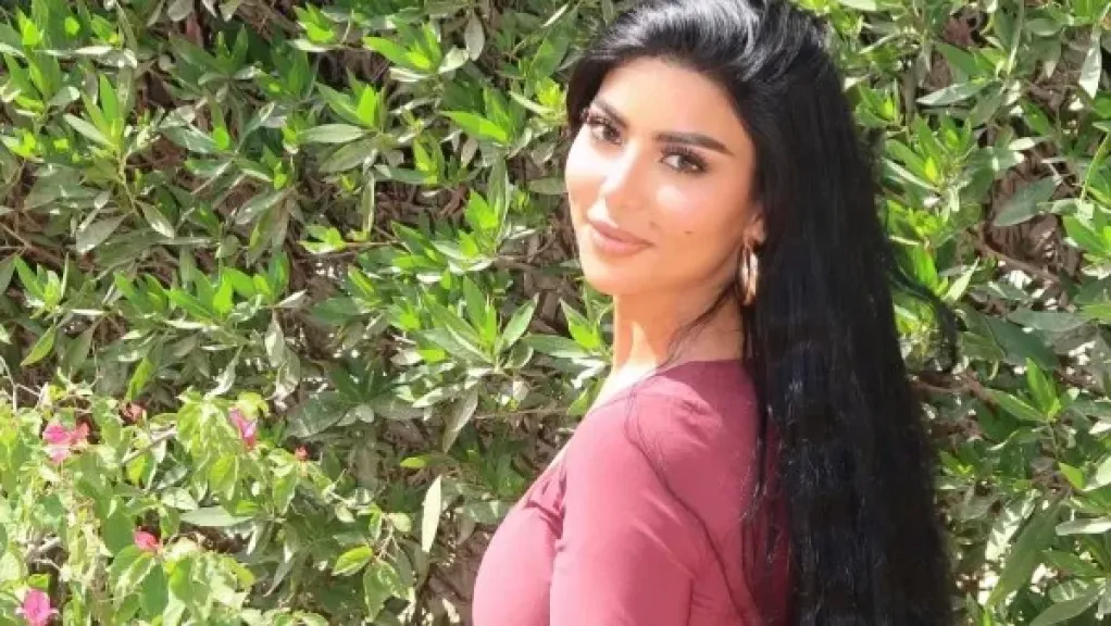 بفستان أحمر.. كارولين عزمي تتألق عبر إنستجرام