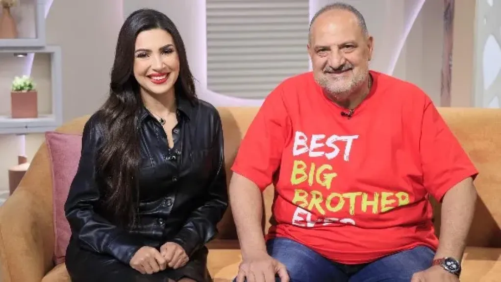 بالدموع.. خالد الصاوي يروي تفاصيل مؤثرة من رحلته مع إيمان عز الدين