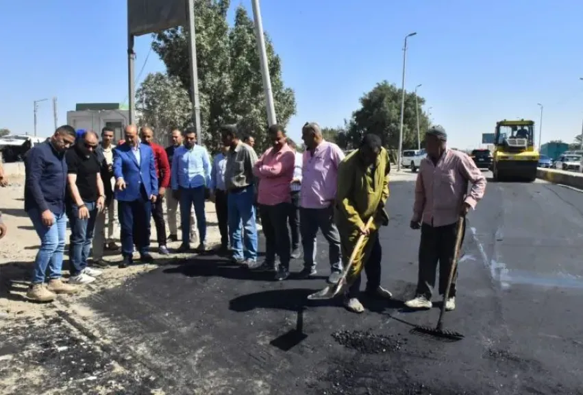 محافظ أسيوط يتفقد رصف محيط مزلقان المعلمين عند مطلع ومنزل الكوبري العلوي