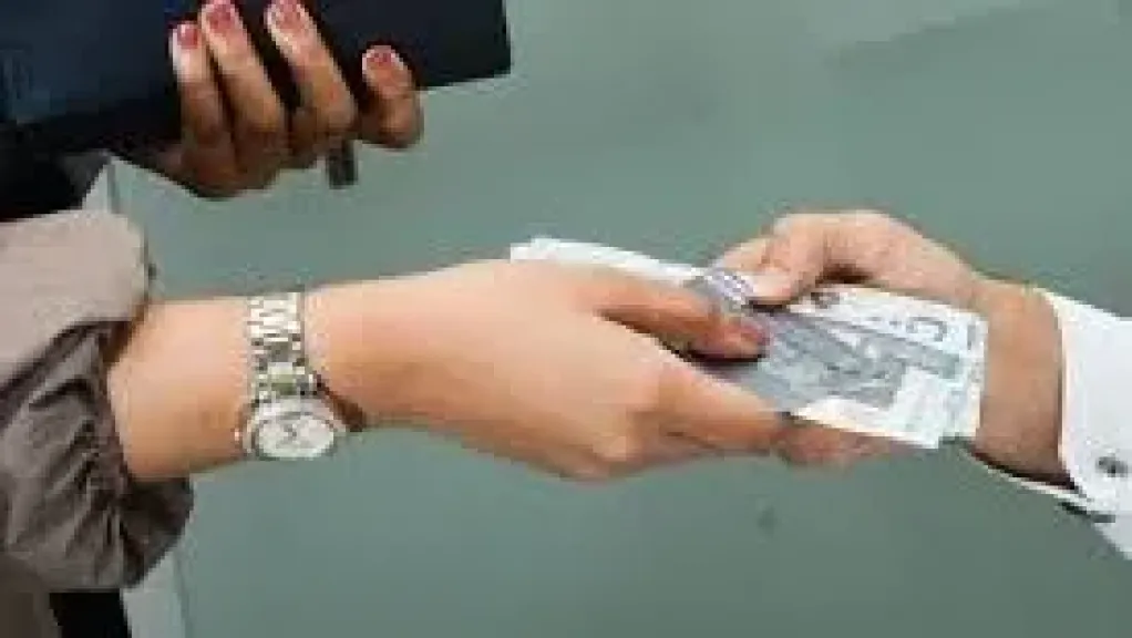 «النفقة على قدر دخل الزوج».. محامٍ يحسم الجدل القانوني