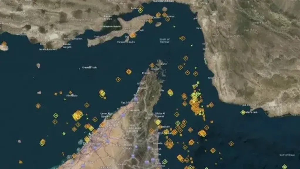 الجيش البريطاني: سفينة حاويات تتعرض لهجوم بالقرب من مضيق هرمز