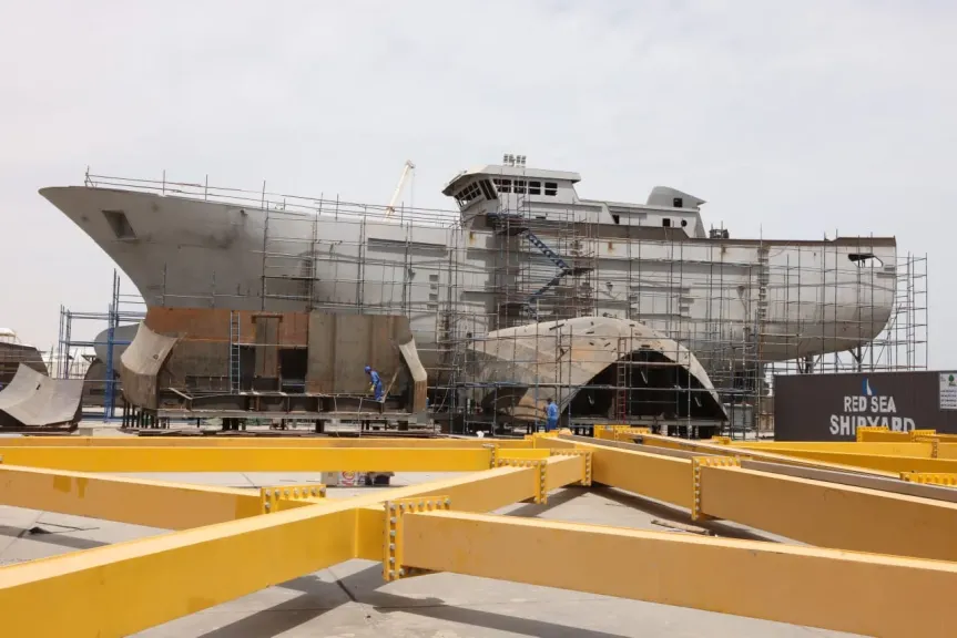 رئيس هيئة قناة السويس يتابع أعمال بناء قاطرات عزم وسفن الصيد رزق