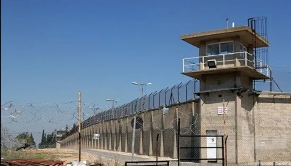 مركز حقوقي فلسطيني يحذر من تعذيب وإخفاء قسري داخل سجون إسرائيل