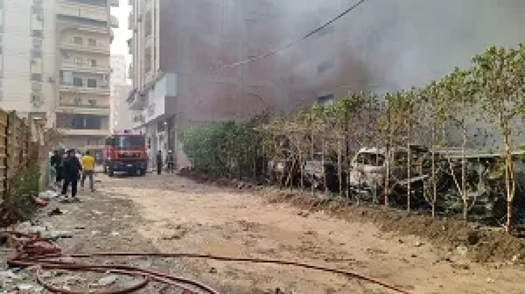 النيران التهمت 10 سيارات.. السيطرة على حريق جراج سيارات في الغشام بالشرقية