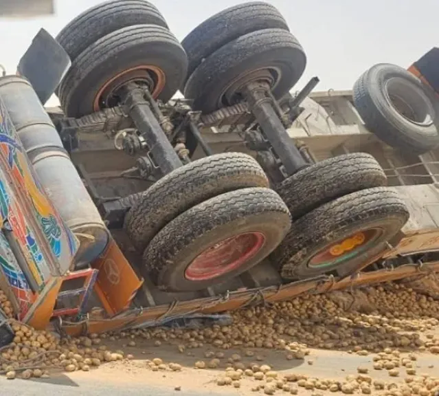 انقلاب سيارة نقل ثقيل محملة بـ60 طن بطاطس في الوادي الجديد