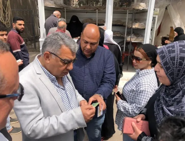 محافظ الدقهلية يتفقد منافذ بيع الخبز المدعم الجديدة في المنصورة