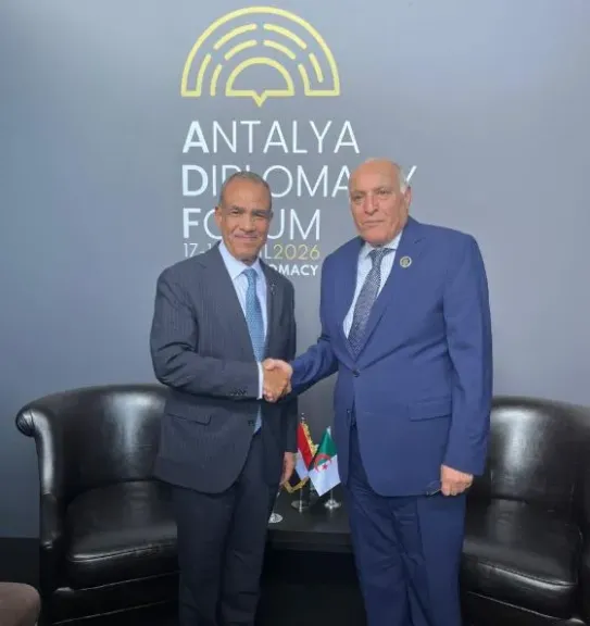 وزير الخارجية يلتقي مع نظيره الجزائري على هامش أعمال منتدى أنطاليا الدبلوماسى