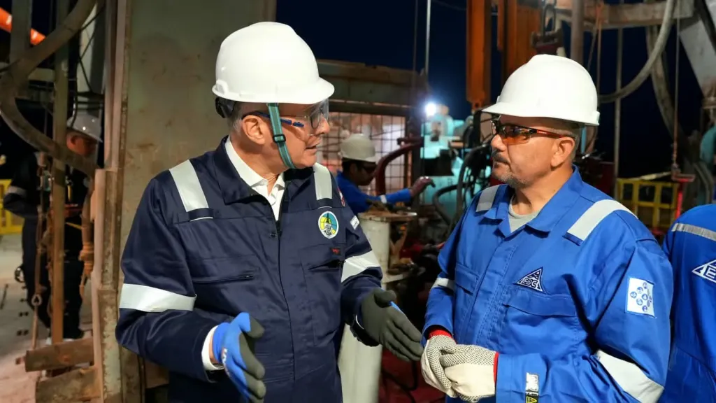 وزير البترول يتفقد العمل بالوردية الليلية ويبيت مع العاملين على الحفار EDC 73 بالصحراء الغربية