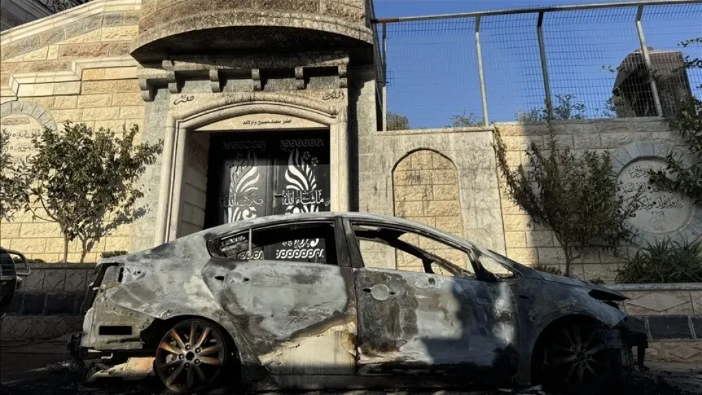 مستوطنون يحرقون منزلا ومركبة لعائلتين فلسطينيتين شمال رام الله