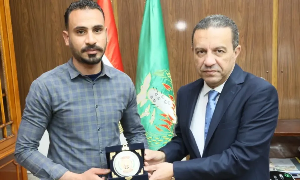 محافظ المنوفية يكرم الشاب ”أحمد البرماوي” لإنقاذه فتاة من الغرق بمدينة شبين الكوم