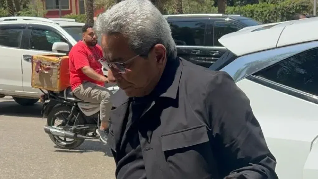 محمود سعد أول الحضور بجنازة والد منة شلبي