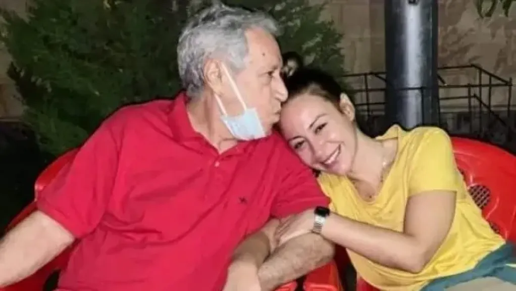 وصول جثمان والد منة شلبى لمسجد الفاروق بالمعادى