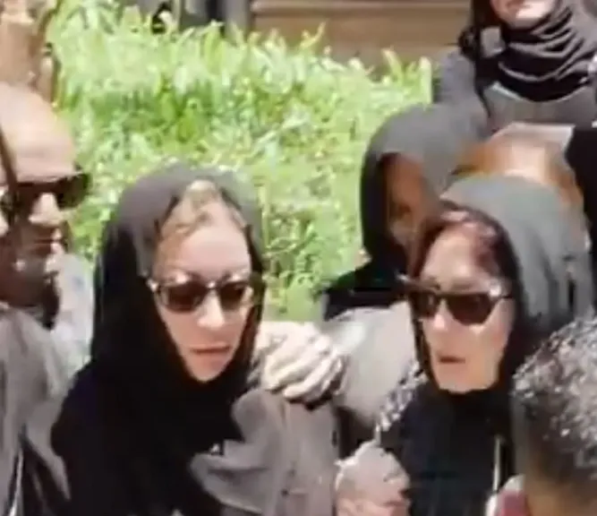 لبلبة تساند منة شلبي بعد وفاة والدها