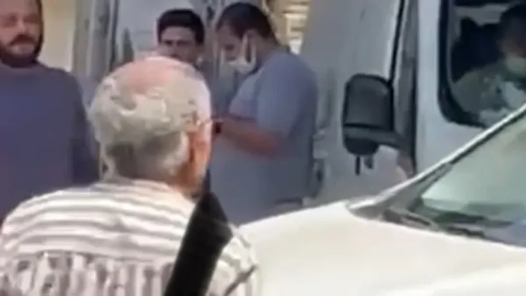 سيد رجب وأشرف زكي وهنادي مهني يصلون جنازة والد منة شلبي