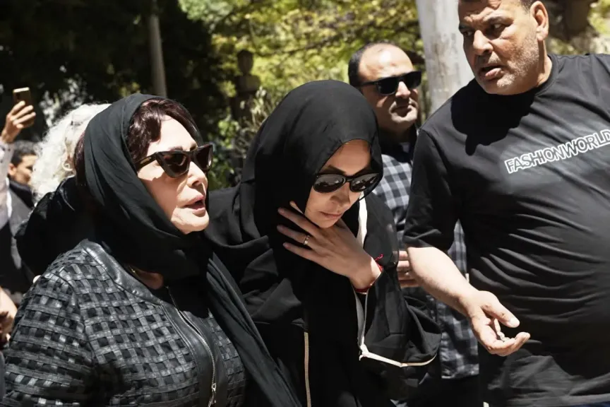 لبلبة وكريم عبد العزيز يساندان منة شلبي في جنازة والدها