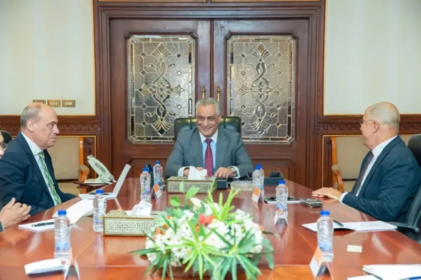 وزير الدولة للإنتاج الحربي يلتقي رئيس اتحاد الصناعات لبحث تعزيز التصنيع المحلي