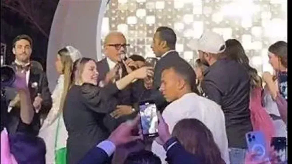 محامى «الشاب المصفوع»: سنطالب عمرو دياب بـ 5 ملايين جنيه تعويضاً