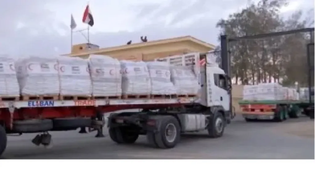 قافلة ”زاد العزة” الـ 181 تدخل إلى الفلسطينيين في قطاع غزة