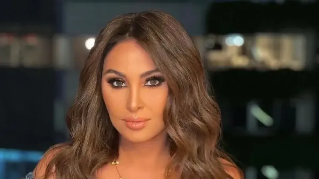 إليسا تدعم هاني شاكر وتطالب جمهورها بالدعاء له