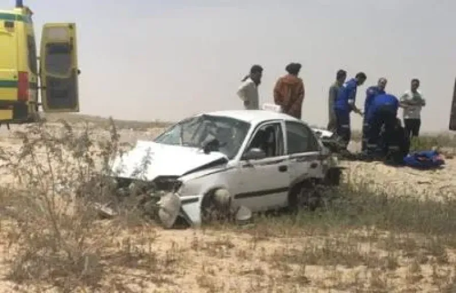 إصابة 3 أشخاص إثر انقلاب سيارة تاكسي على طريق الخارجة- أسيوط بالوادي الجديد