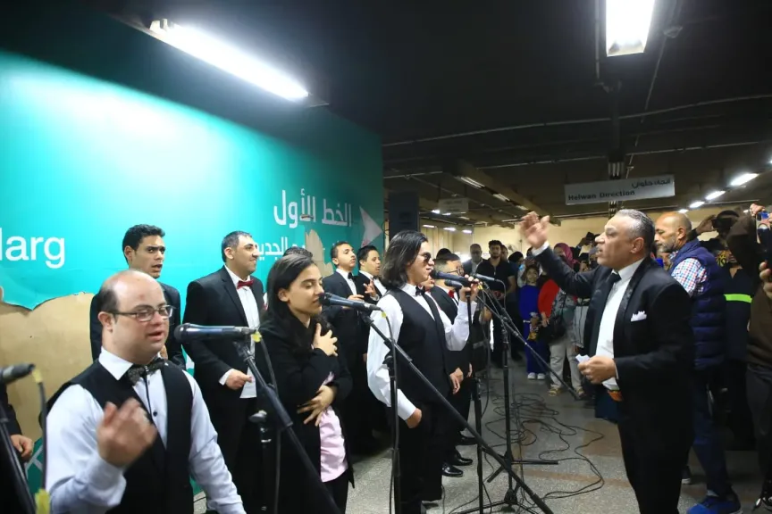 عرض غنائي لذوي القدرات الخاصة يُسعد جمهور الركاب بمحطة مترو جمال عبد الناصر.. صور