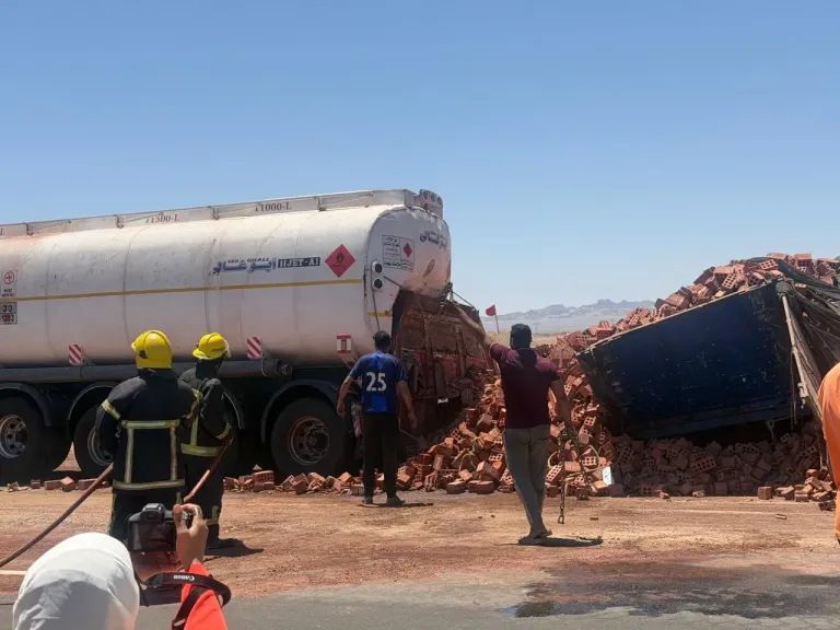 ​السيطرة على تسريب مواد بترولية إثر حادث تصادم شاحنتين بطريق «رأس غارب - الغردقة».. صور