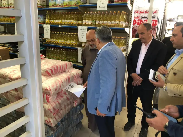 محافظ الدقهلية يتفقد المعرض الدائم للسلع الغذائية بحي غرب المنصورة.. صور