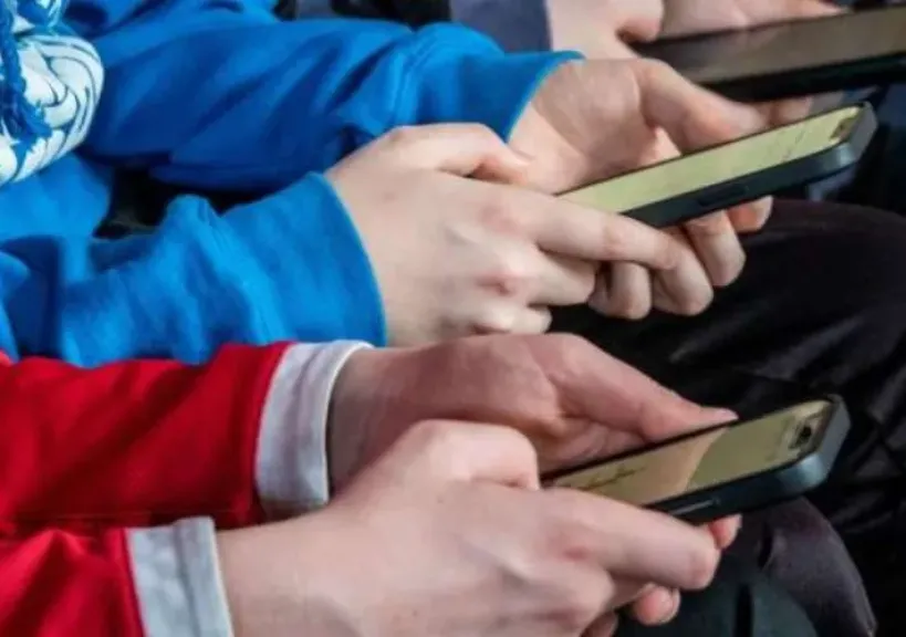 النواب الأتراك يدعمون حظر مواقع التواصل الاجتماعي للأشخاص دون 15 عاما