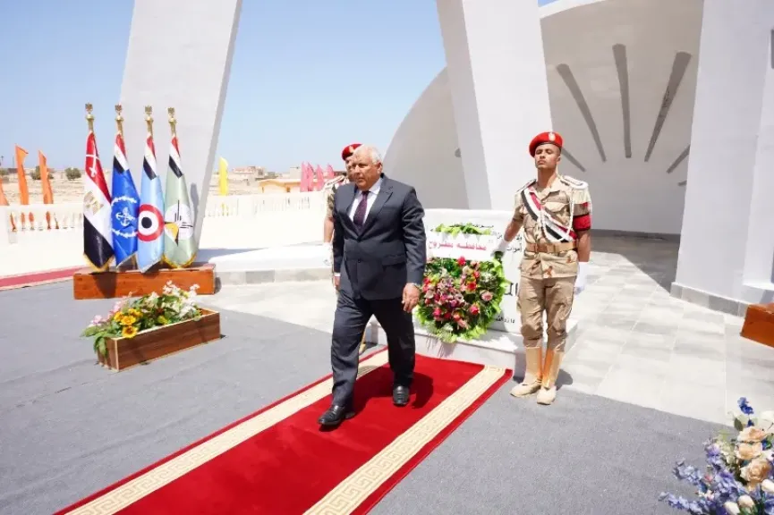 محافظ مطروح يضع إكليلا من الزهور بالنصب التذكاري في عيد تحرير سيناء