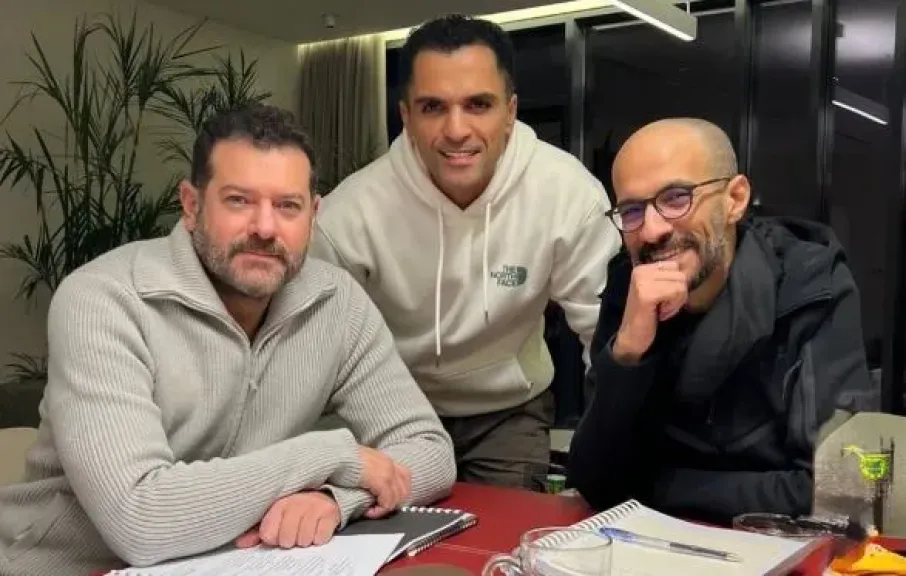 سامي الشيخ ينشر صورة مع عمرو يوسف من كواليس مسلسل الفرنساوي