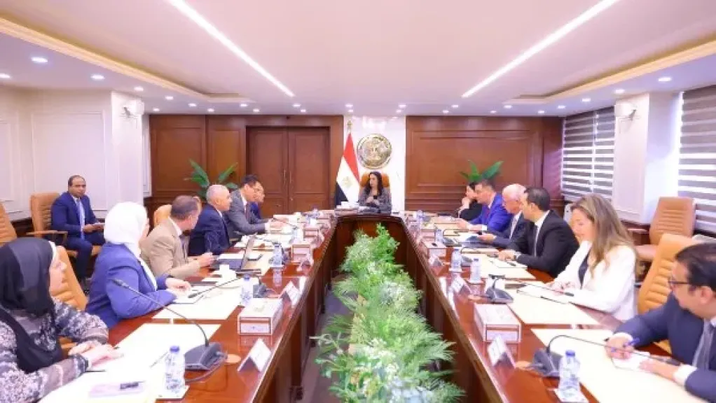 تنفيذاً لتوجيهات الرئاسة.. مايا مرسي تستعرض الموقف التنفيذي لمراكز تجميع ومواءمة الأطراف الصناعية