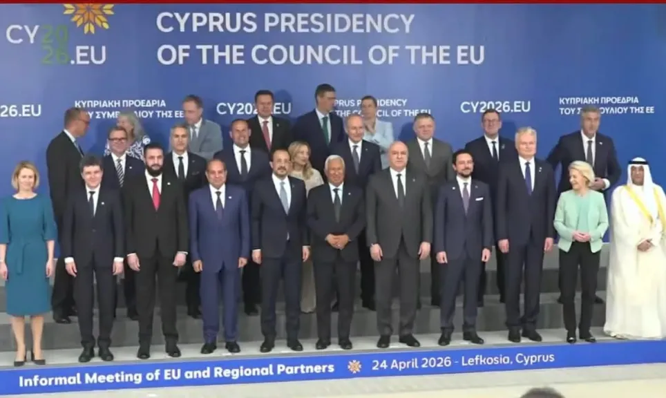 الرئيس السيسي يشارك صورة تذكارية مع الرؤساء المشاركين في الاجتماع التشاوري بنيقوسيا