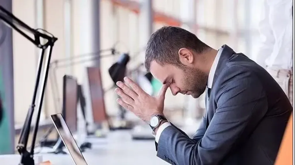 خبير تنمية بشرية: الثقة بالنفس خط الدفاع الأول في مواجهة ضغوط العمل