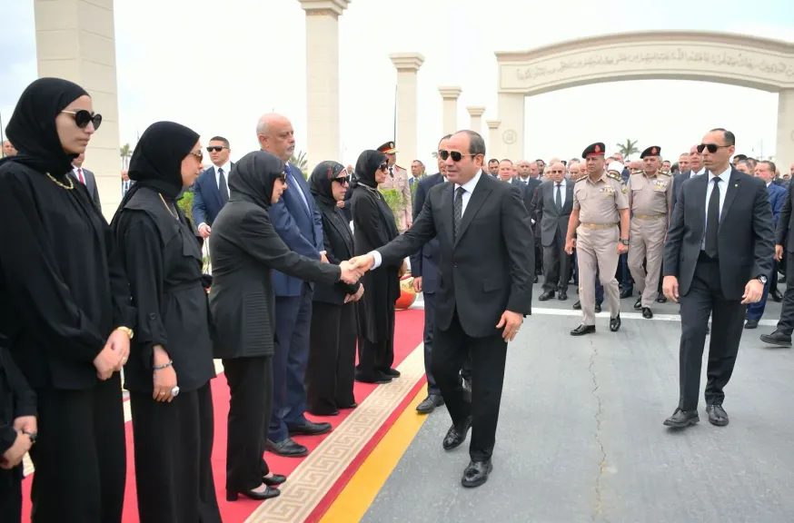 المتحدث الرئاسي ينشر صور الرئيس السيسي يتقدم مشيعي جنازة اللواء كمال مدبولي والد رئيس الوزراء