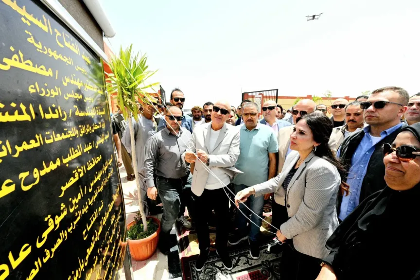 وزيرة الإسكان ومحافظ الأقصر يتابعان مشروعات مياه الشرب والصرف الصحي وحياة كريمة