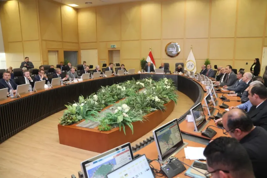 وزير النقل يبحث مع مساعد الرئيس الروسي فرص الاستثمار بالموانئ وبناء السفن