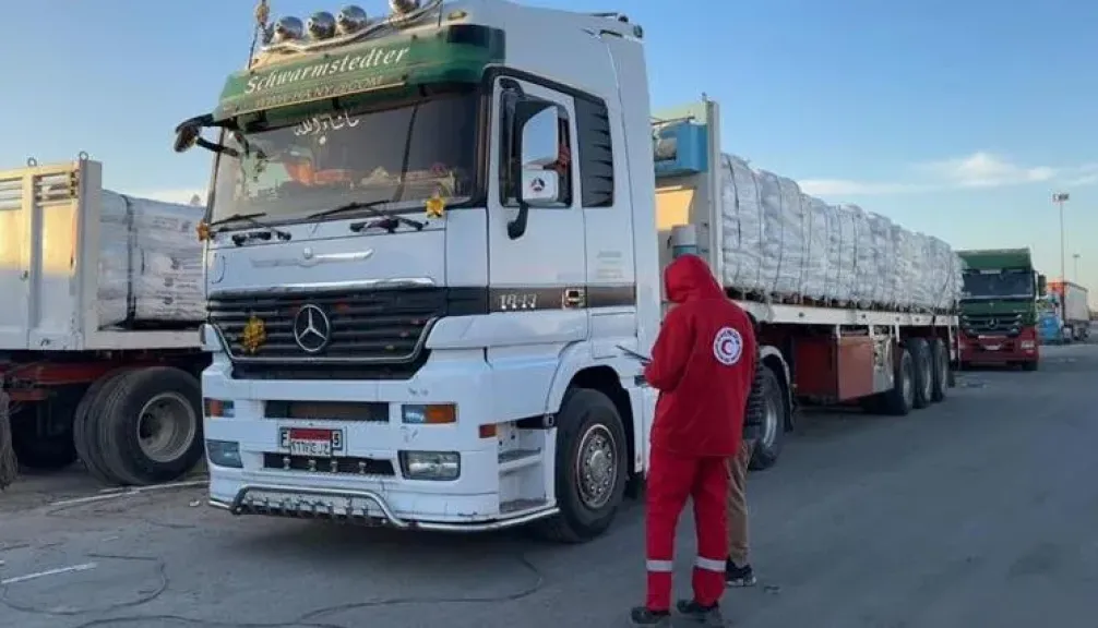 الهلال الأحمر يدفع بأكثر من 4685 طنا من المساعدات الغذائية والإغاثية لمساندة أهالي غزة