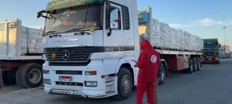 الهلال الأحمر يدفع بأكثر من 4685 طنا من المساعدات الغذائية والإغاثية لمساندة أهالي غزة
