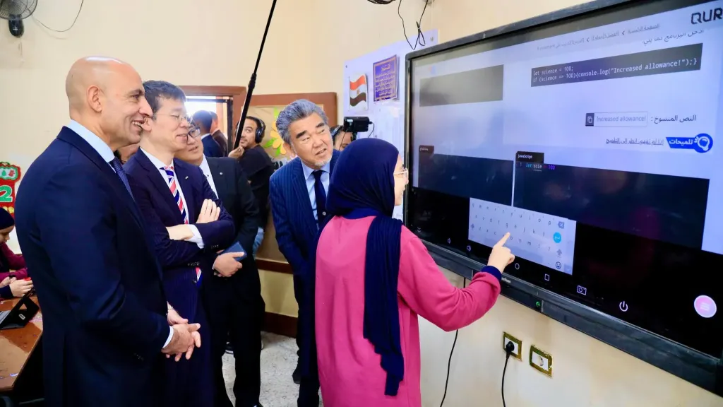 وزير التعليم يصطحب رئيسي جامعة هيروشيما و”سبريكس” في زيارة لمدرسة الأورمان الثانوية