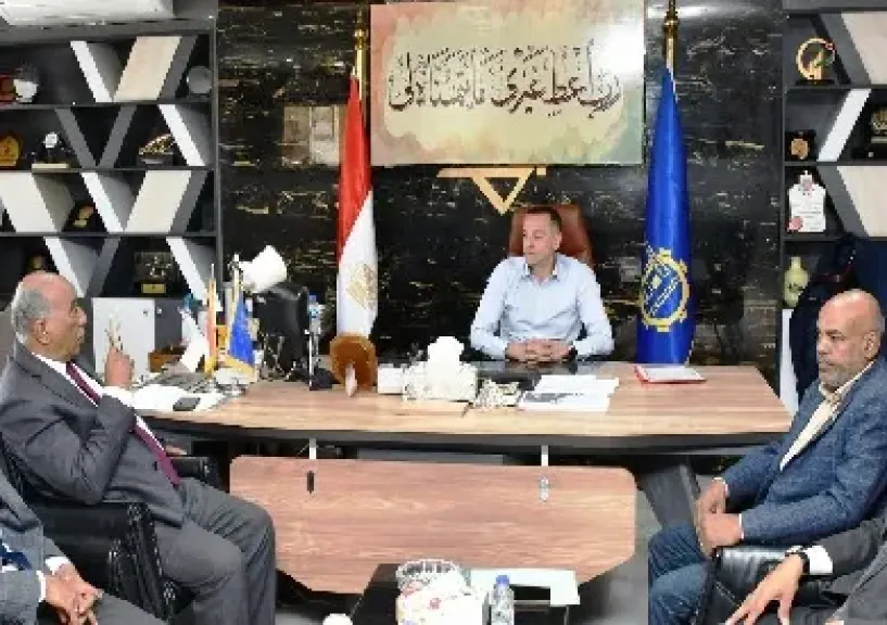 محافظ أسوان يبحث مطالب المواطنين مع أعضاء مجلس النواب