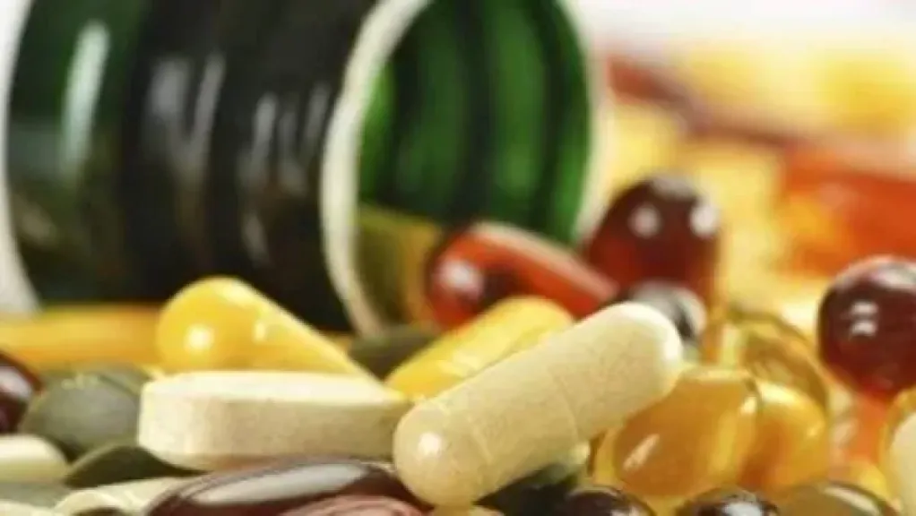ليست ضرورية.. أستاذ كبد يحذر من الاستخدام العشوائي للمكملات الغذائية