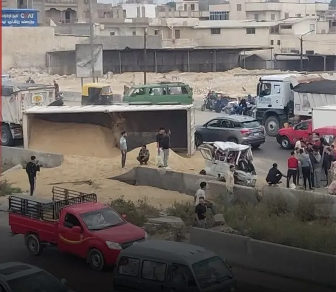 إصابة 5 أشخاص في انقلاب سيارة نقل محملة بالرمال على ميكروباص بالإسكندرية