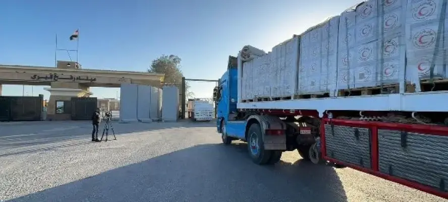 الهلال الأحمر يطلق قافلة «زاد العزة» 187 بحمولة أكثر من 3 آلاف طن مساعدات