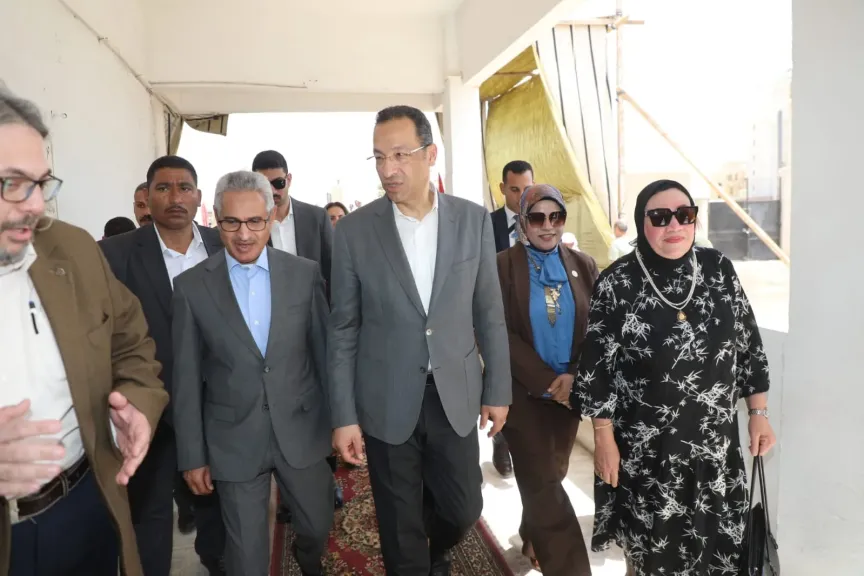 وزير الاتصالات يزور مدرسة النور للمكفوفين ببني سويف.. صور