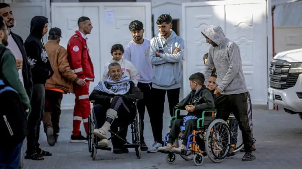 جرحى غزة يطالبون بالسفر للعلاج للخارج