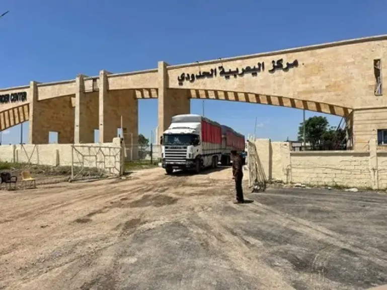 العراق يعلن دخول أول 3 شحنات تجارية سورية منذ سقوط الأسد
