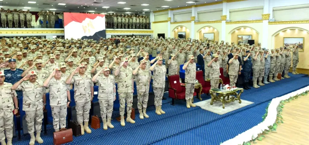 وزير الدفاع والإنتاج الحربي يلتقي عددًا من مقاتلي المنطقة الجنوبية العسكرية.. صور