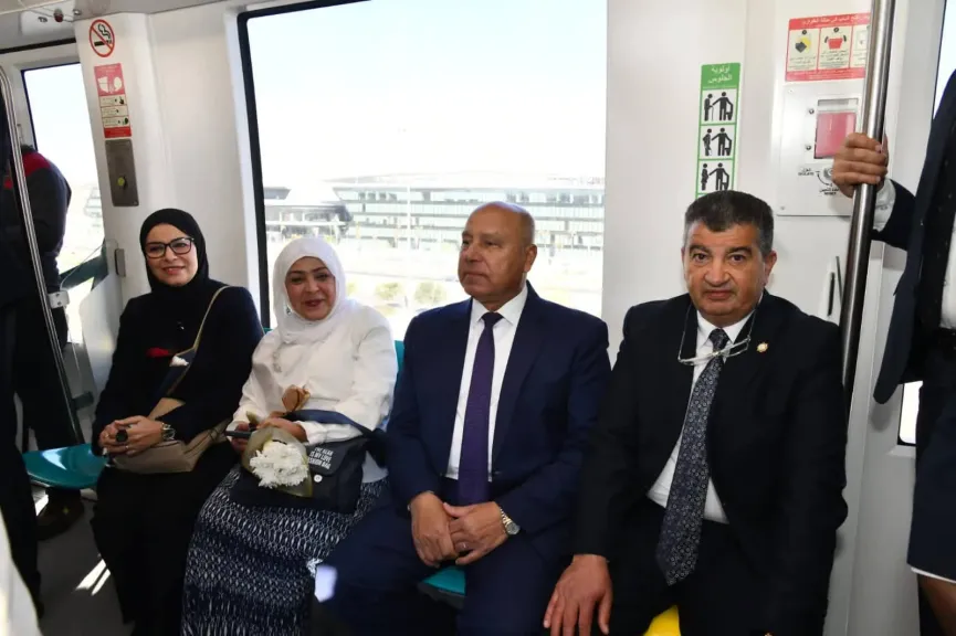 وزير النقل يستقل «المونوريل» من محطة المستثمرين بالقاهرة الجديدة حتى محطة الحي الحكومي بالعاصمة الجديدة