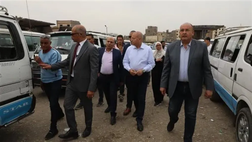 محافظ القاهرة يشهد نقل موقف السيدة عائشة إلى مكانه الجديد بنزلة سوق الحمام